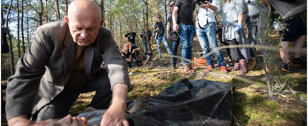 Adam Ferency jako policjant prowadzący śledztwo - zdjęcie z planu.