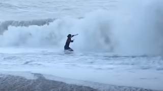 Ocean nie chciał uwolnić psa i jego opiekunki