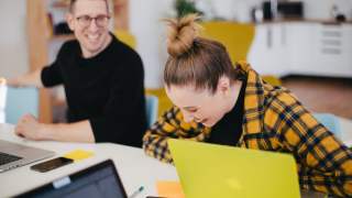 Praca trwająca 6 godzin pozytywnie wpływa na jakość życia i wydajność w pracy