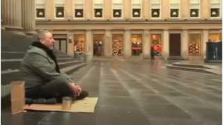 Bezdomny zbierał pieniądze na ulicy