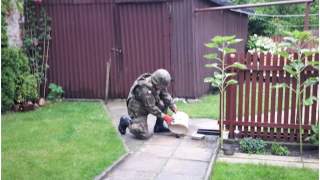 Kobieta znalazła w swoim ogródku granat i troskliwie się nim zaopiekowała