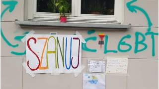 Wyraz homofobii został zasłonięty przez gest poparcia mieszkańców