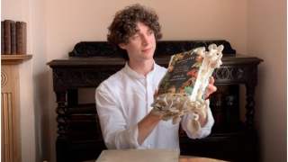 Biolog, który wyhodował na swojej książce grzyby