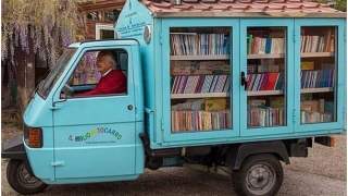 Książki są dostępne dla każdego dziecka, które chce skorzystać z przenośnej biblioteki