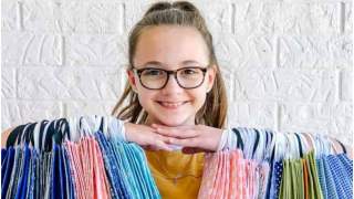 Dziewczynka postanowiła szyć koce i maseczki dla potrzebujących