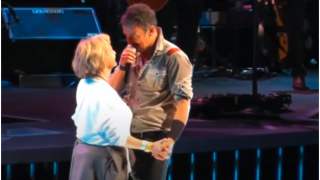 Muzyk zaprosił swoją mamę na scenę