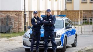 Policjanci pomogli kobiecie dotrzeć do szpitala, dzięki czemu mogła bezpiecznie urodzić