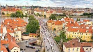 Most Karola w Pradze, na którym stanął gigantyczny stół