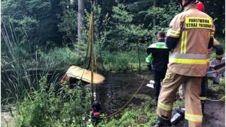 Wypadek drogowy z finałem w stawie, było o włos od tragedii