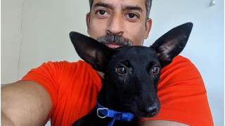 Rakesh Shukla z jednym z psów, które zamieszkały na jego działce.