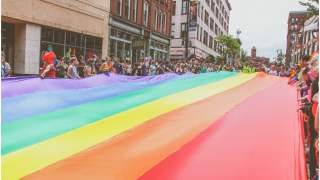 Flaga LGBTQ+, wkrótce prawa mniejszości seksualnych będą w Holandii chronione na mocy konstytucji.