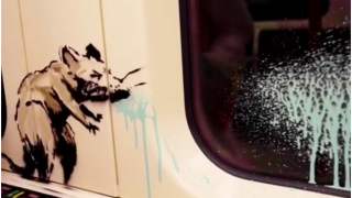 Banksy swoimi rysunkami zachęca ludzi do noszenia maseczek.