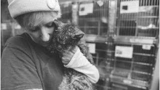 Elaine Simans pokazała siłę swojej empatii i przygarnęła bezbronne, zaniedbane stworzonko