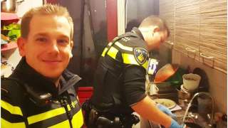 Policjanci zrobili sobie zdjęcie podczas przygotowywania posiłku dla dzieci kobiety, która została odwieziona do szpitala.