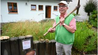 Hansjoerg Bayer znalazł w swoim ogrodzie ogromny meteoryt.