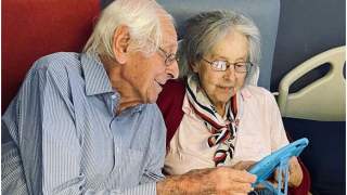 Małżeństwo seniorów pokonało koronawirusa i wyszło razem ze szpitala, trzymając się za ręce.