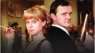 Kadr z serialu "13 posterunek", na którym widać Kasię i Czarka.