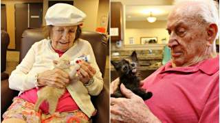 Pensjonariusze domu starców z kociakami.