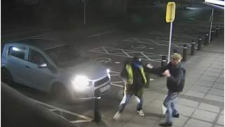 Starszy mężczyzna zaatakowany przez młodego napastnika oddaje mu cios za ciosem.