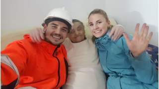 Krzysztof i Kinga Kopeć razem z panią Anielą.