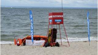 Ratownicy są pod wrażeniem zachowania plażowiczów.