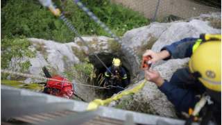 Sowa utknęła w studni, a strażacy podjęli nietypową akcję ratunkową.