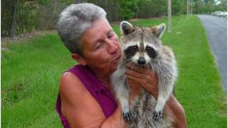 Szop został ocalony przez kobietę o wielkim sercu.