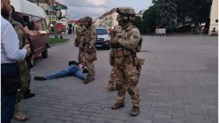 Uzbrojony terrorysta przetrzymywał zakładników w autobusie.