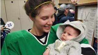 Zdjęcie hokeistki z dzieckiem