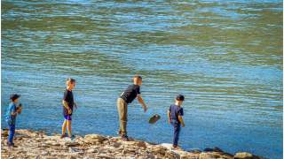 Dzieci bawiły się w rzece, gdy nagle znalazły dziwny przedmiot