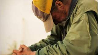 Kasjer swoją postawą w stosunku do bezdomnego zasłużył na napiwek.