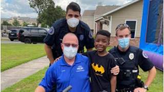 Bryan i policjanci z Departamentu Policji w Conway.