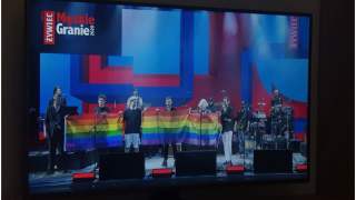 Artyści podczas koncertu "Męskie Granie" symbolicznie wspierają osoby LGBT