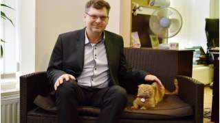 Burmistrz Aleksandrowa Łódzkiego zaadoptował psy i zatrudnił je w Urzędzie Miasta