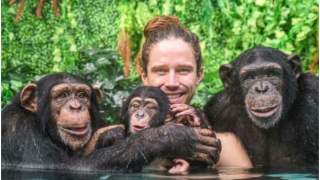 Prawdziwy Tarzan opiekujący się zwierzętami