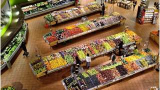 Francja zakazuje wyrzucania jedzenia ze sklepów