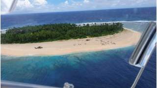 Akcja ratunkowa na bezludnej wyspie dzięki napisowi "SOS" na plaży.