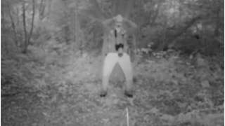 Fotopułapka zarejestrowała nietypowe zachowanie mężczyzny