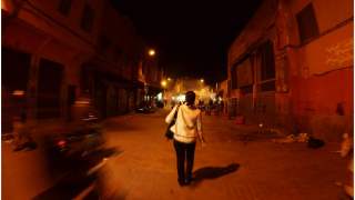 Kobieta szła sama w nocy