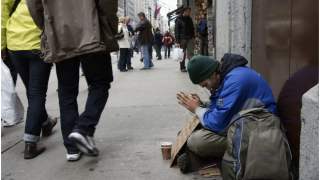 Bezdomny po trzech tygodniach głodu znalazł pomoc