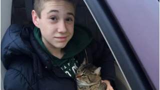 Nastolatek wyskoczył z samochodu by ratować bezbronnego gota