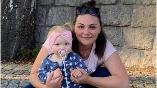 Mama wyszła z c&oacute;rką na spacer