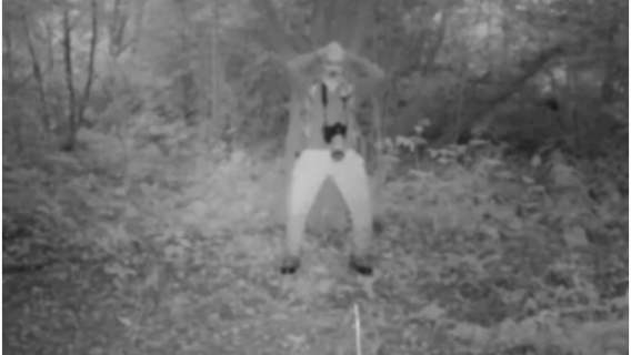 Leśnicy opublikowali nagranie z fotopułapki. Niewiarygodne, co mężczyzna robił w środku lasu
