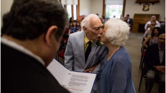 Ona ma 98 lat, a on 94. Wzięli ślub, niewiarygodne gdzie się poznali