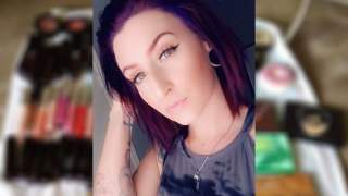 Kobieta zbiera rzeczy na śmietnikach