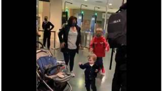 Matka potrzebowała pomocy. Nieznajomy mężczyzna postanowił wyciągnąć do niej pomocną dłoń