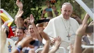 Papież Franciszek prowadził audiencję, w trakcie której kobieta karmiła piersią