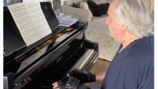 Pianista po ponad dwudziestu latach ponownie zagrał na fortepianie