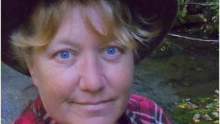 Ogród kobiety został odwiedzony przez niedźwiedzia