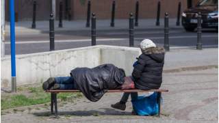 Kobieta pomaga bezdomnym i najbiedniejszym. Angażuje się w to z całego serca